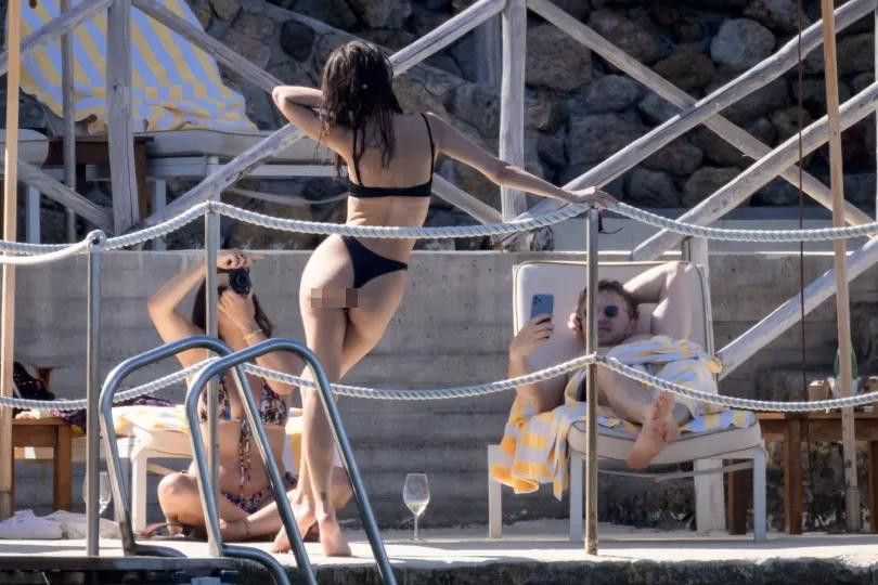 Người đẹp 9x được chồng và bạn thân chăm chỉ chụp ảnh cho Người đẹp 9x được chồng và bạn thân chăm chỉ chụp ảnh cho