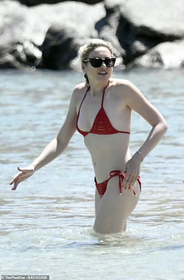 Người đẹp không ít lần tỏ thái độ bức xúc trên trang cá nhân về anh trai và chị dâu và nói rằng "anh chị xấu xa". Người đẹp không ít lần tỏ thái độ bức xúc trên trang cá nhân về anh trai và chị dâu và nói rằng "anh chị xấu xa".