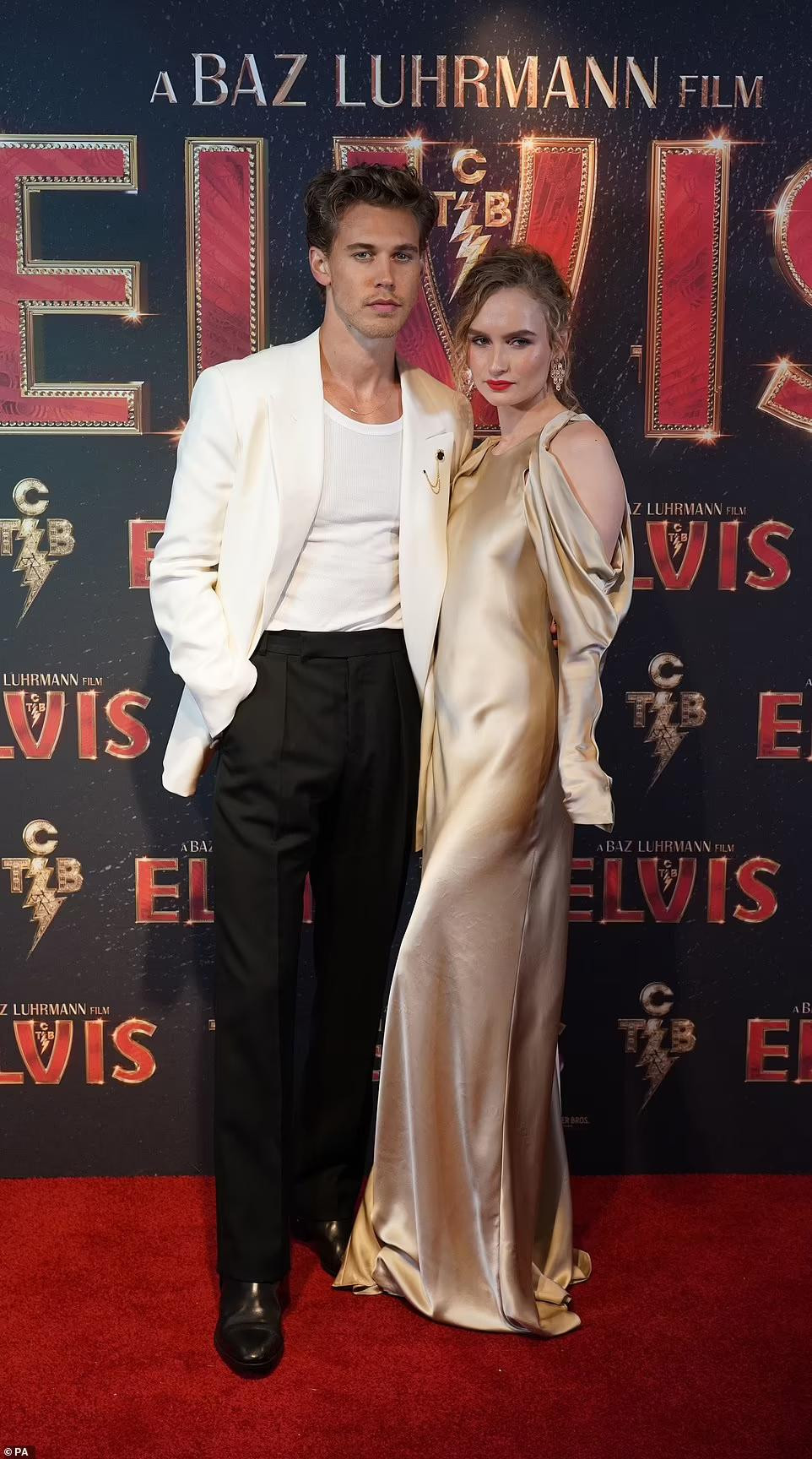 Người đẹp 24 tuổi sánh đôi bên nam diễn viên điển trai Austin Butler - người hóa thân vào vai huyền thoại âm nhạc Elvis Presley trong phim.