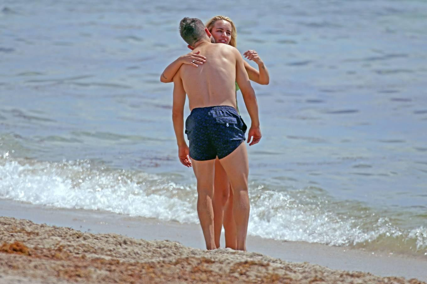 Tình cảm bền lâu của cặp đôi khiến công chúng không khỏi ngưỡng mộ. Tình cảm bền lâu của cặp đôi khiến công chúng không khỏi ngưỡng mộ.