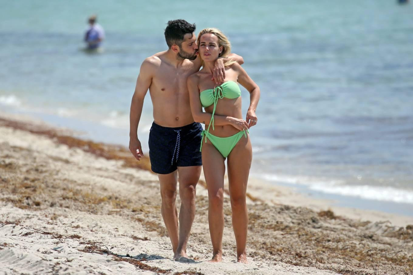 Romarey Ventura và hậu vệ đội Tây Ban Nha liên tục có những shoot hình "tình bể bình" gây ngưỡng mộ. Romarey Ventura và hậu vệ đội Tây Ban Nha liên tục có những shoot hình "tình bể bình" gây ngưỡng mộ.