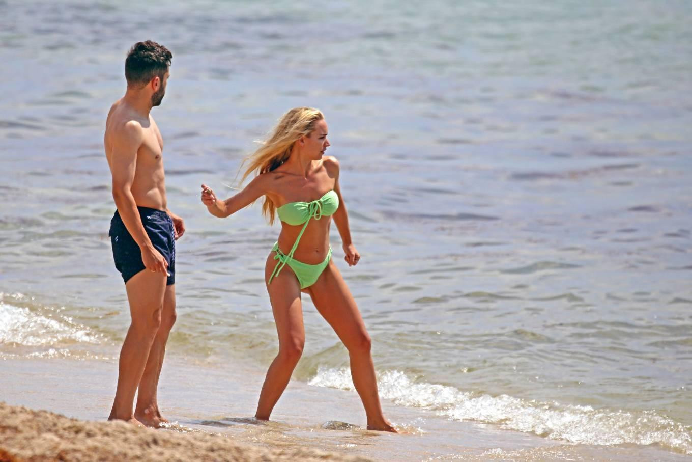 Sau 7 năm bên nhau và có 2 đứa con chung, hậu vệ Jordi Alba và Romarey Ventura vừa làm đám cưới vào ngày 18/6 ở thành phố Sevilla (Tây Ban Nha). Sau 7 năm bên nhau và có 2 đứa con chung, hậu vệ Jordi Alba và Romarey Ventura vừa làm đám cưới vào ngày 18/6 ở thành phố Sevilla (Tây Ban Nha).