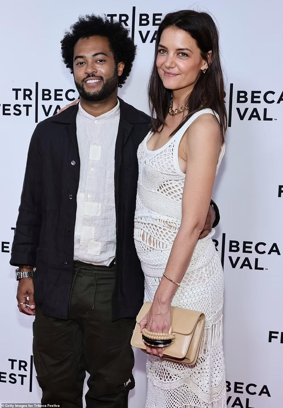 Người đẹp sinh năm 1978 diện váy lưới trắng 2 dây trẻ trung, gương mặt trang điểm nhẹ nhàng và mái tóc buông đơn giản.