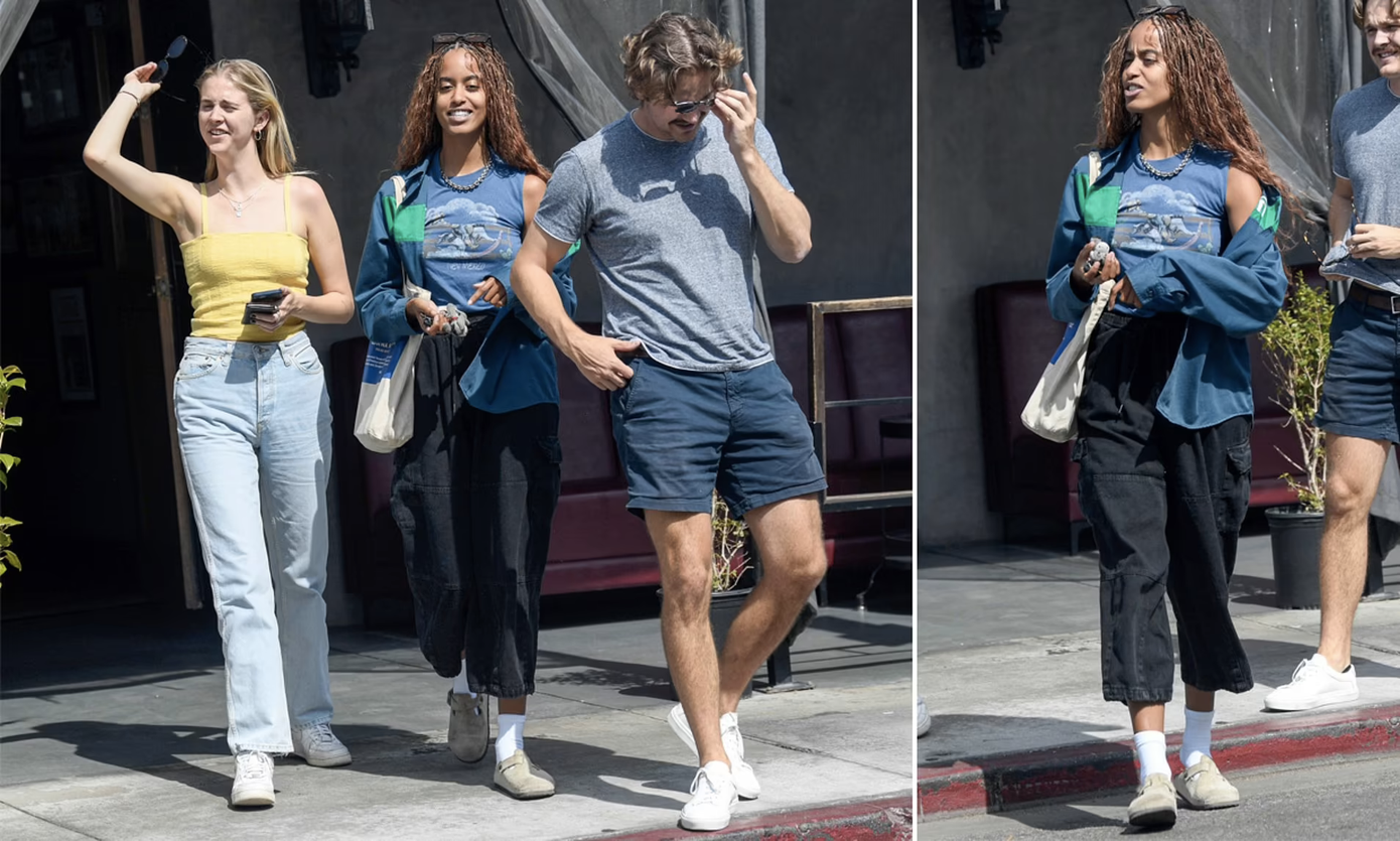 Malia Obama rời một nhà hàng ở Los Angeles cùng bạn bè. Malia Obama rời một nhà hàng ở Los Angeles cùng bạn bè.