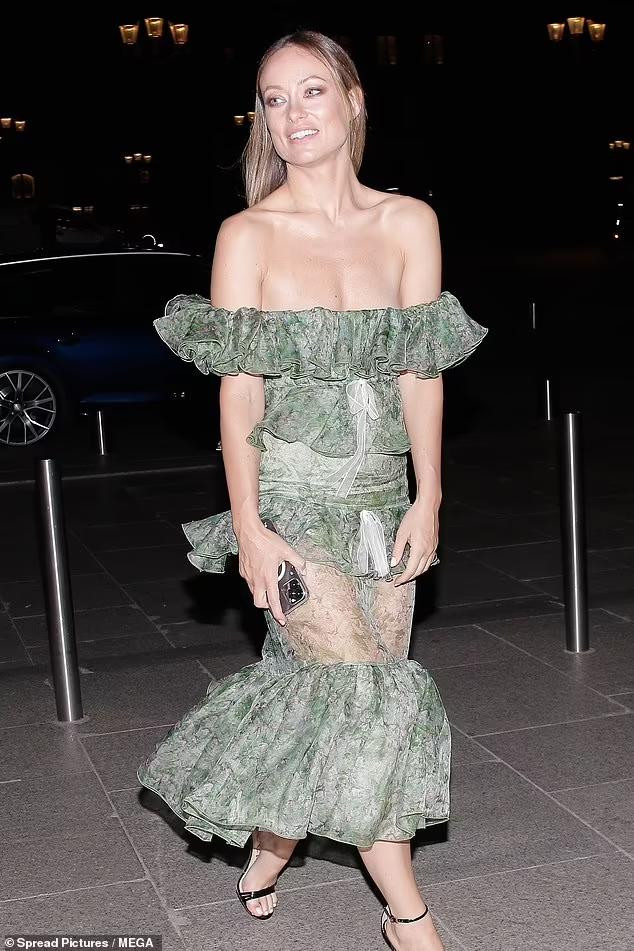 Nữ diễn viên được paparazzi chụp lại hình ảnh đến một khách sạn ở Paris ngày hôm qua với bộ váy thiết kế bị chê kém tinh tế, rườm rà và như một cây bắp cải di động.