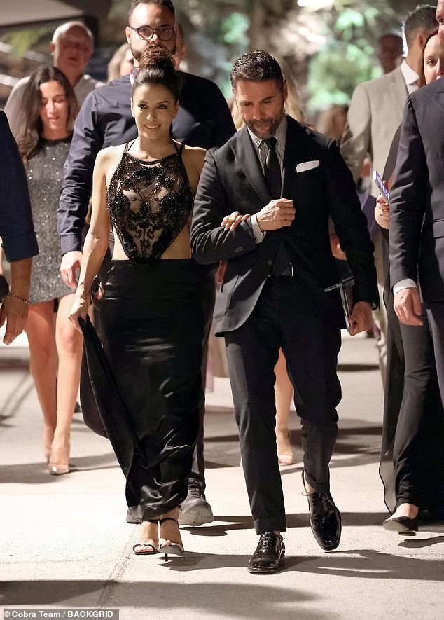 Eva Longoria được chồng là triệu phú truyền thông José Bastón tháp tùng tới sự kiện...