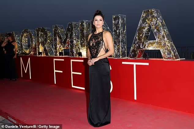 Eva Longoria búi tóc cao sang chảnh cùng lối trang điểm mắt khói đậm trông vô cùng quyến rũ và quyền lực trên thảm đỏ Liên hoan phim Taormina.