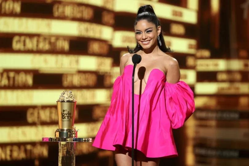MTV Movie &amp; TV Awards 2022 do Vanessa Hudgens và Tayshia Adams làm MC. Vanessa Hudgens dẫn dắt nửa đầu buổi lễ, vinh danh các tác phẩm điện ảnh và các chương trình truyền hình được lên sẵn kịch bản. Trong khi đó, người đẹp Tayshia Adams dẫn nửa chương trình còn lại.