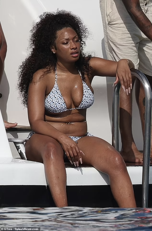 Megan Thee Stallion bắt đầu sáng tác và rap từ tuổi thiếu niên. Cô lần đầu được biết đến qua mạng xã hội vào năm 2016 và nữ ca sĩ 9x hiện là ngôi sao tài năng của làng nhạc thế giới. Megan Thee Stallion bắt đầu sáng tác và rap từ tuổi thiếu niên. Cô lần đầu được biết đến qua mạng xã hội vào năm 2016 và nữ ca sĩ 9x hiện là ngôi sao tài năng của làng nhạc thế giới.