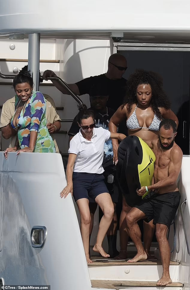 Megan Thee Stallion lọt danh sách 100 người có ảnh hưởng nhất thế giới vào năm 2000. Megan Thee Stallion lọt danh sách 100 người có ảnh hưởng nhất thế giới vào năm 2000.