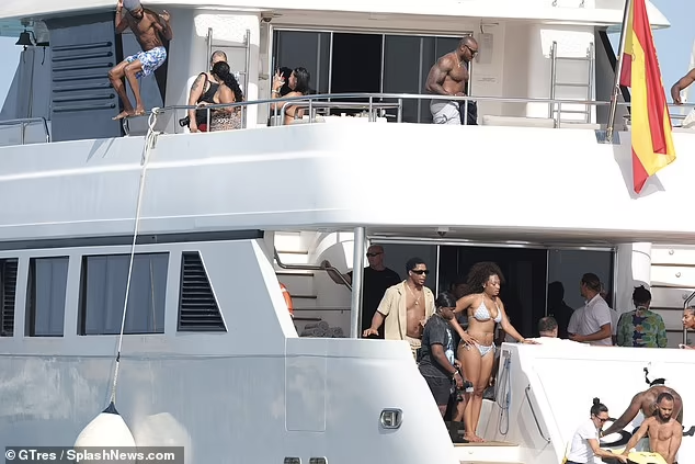 Năm 2021, Megan Thee Stallion là rapper đầu tiên xuất hiện trên trang bìa của tạp chí áo tắm đình đám Sports Illustrated Swimsuit. Chủ nhân hit “Savage” là rapper đầu tiên, đồng thời nghệ sĩ âm nhạc thứ hai từng vinh dự xuất hiện trên trang bìa của tạp chí áo tắm danh tiếng nhất hành tinh này, sau Beyoncé vào năm 2007. Năm 2021, Megan Thee Stallion là rapper đầu tiên xuất hiện trên trang bìa của tạp chí áo tắm đình đám Sports Illustrated Swimsuit. Chủ nhân hit “Savage” là rapper đầu tiên, đồng thời nghệ sĩ âm nhạc thứ hai từng vinh dự xuất hiện trên trang bìa của tạp chí áo tắm danh tiếng nhất hành tinh này, sau Beyoncé vào năm 2007.