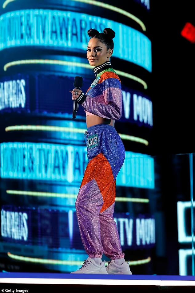 Không chỉ điệu đà gợi cảm, nữ nghệ sĩ "nổi loạn" với trang phục lấy cảm hứng từ series phim Squid Game của Hàn Quốc trên Netflix từng gây "sốt" toàn cầu cách đây chưa lâu.