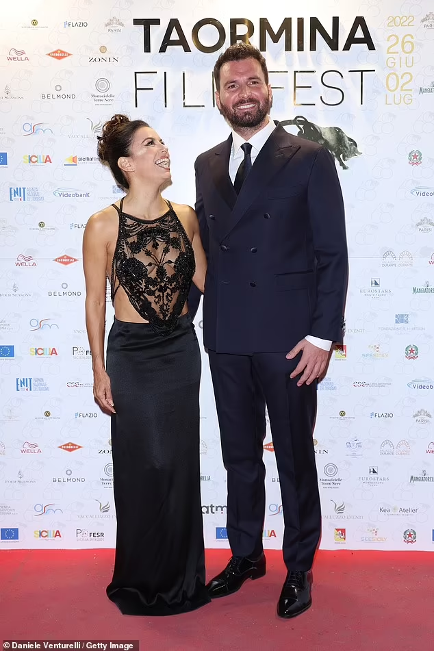 Người đẹp vui vẻ tạo dáng cùng nhà sản xuất phim người Canada gốc Ý Andrea Iervolino trên thảm đỏ.