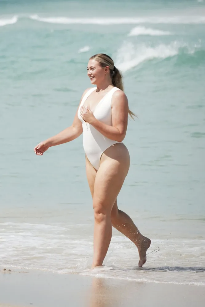 Sở hữu thân hình tròn đầy nóng bỏng, bà mẹ 1 con hiện là siêu mẫu ngoại cỡ hàng đầu của làng thời trang.