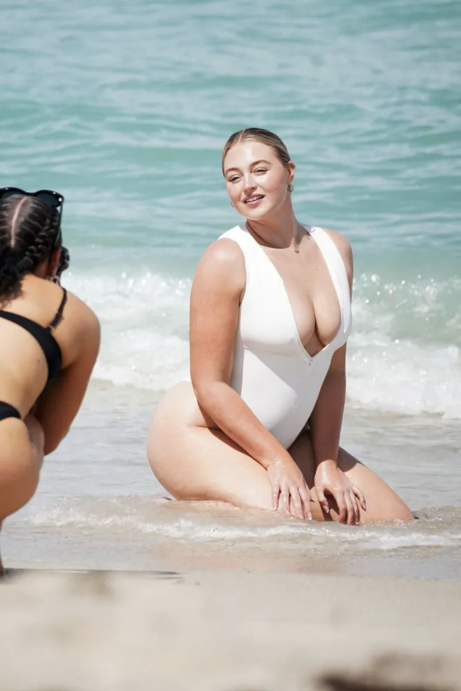 Người đẹp nước Anh tạo dáng trước ống kính của bạn. Cô sinh con trai hồi tháng 4 năm 2020 và đây là con đầu lòng của cô và bạn trai Philip Payne. Cặp đôi đã có gần 2 năm bên nhau trước khi đón con chung.