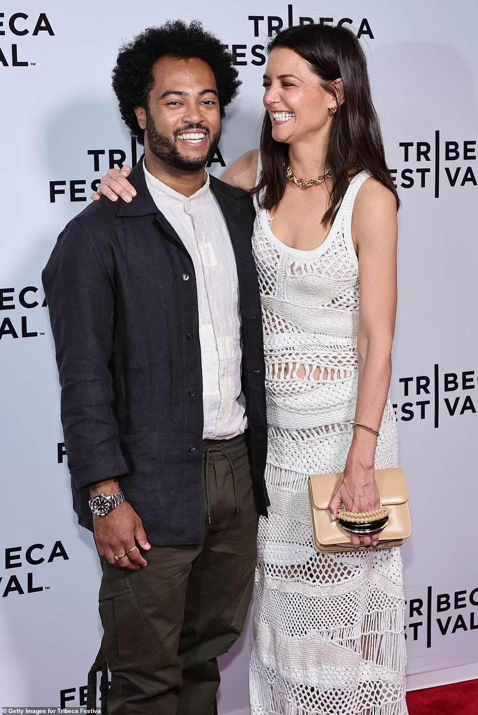 Có thể thấy nữ diễn viên vui tươi hết nấc bên bạn trai kém 11 tuổi Bobby Wooten III trên thảm đỏ sự kiện.