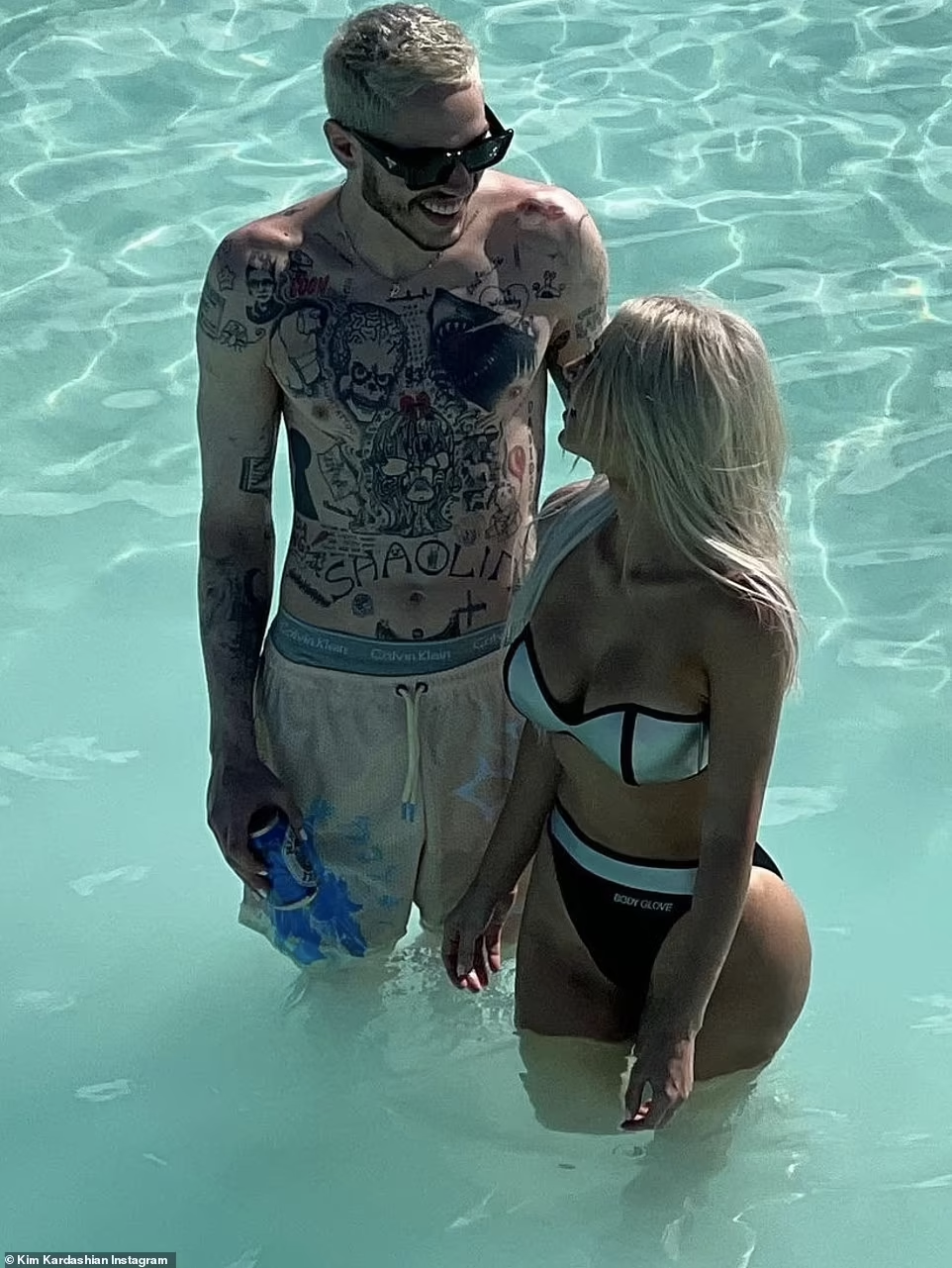 Cặp uyên ương mới nổi ở Hollywood có những phút giây riêng tư, tình tứ mật ngọt.