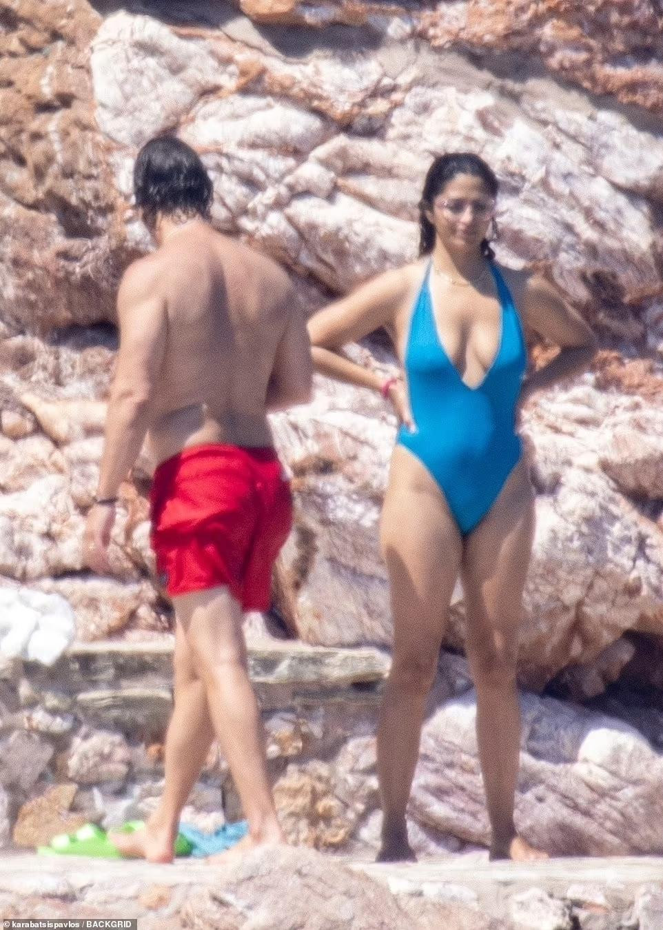 Bà mẹ 3 con vẫn giữ được thân hình cân đối, nóng bỏng.