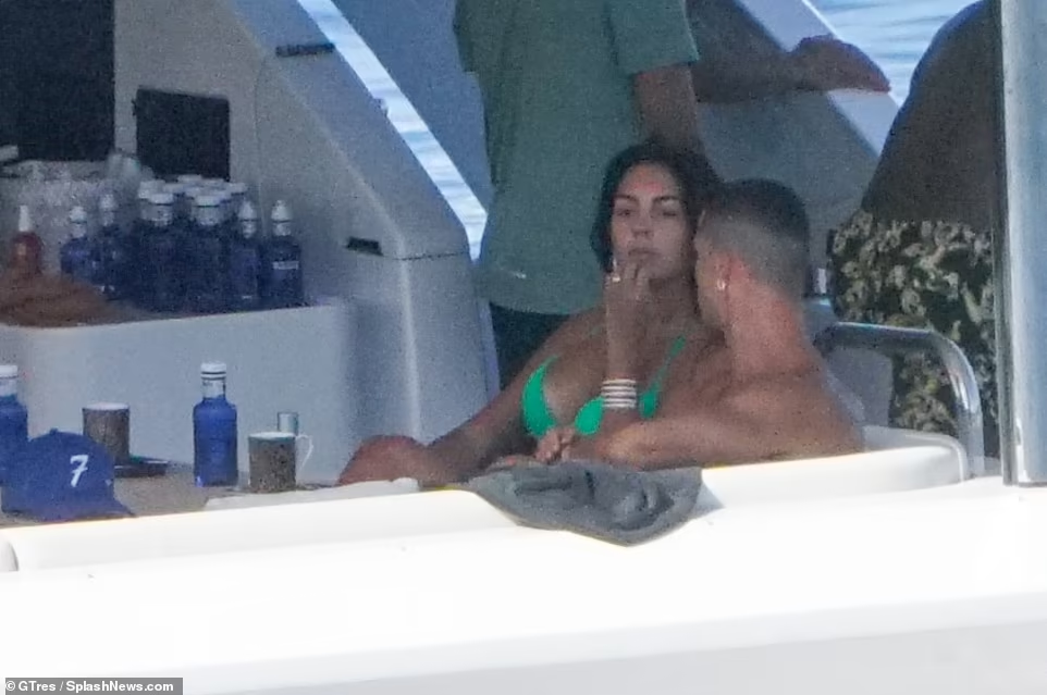 Chuyến đi nghỉ này có thể thấy cô phần nào đã nguôi ngoai nỗi đau mất con trai song sinh khi bé qua đời khi mới sinh hôm 18/4 vừa qua. Chuyến đi nghỉ này có thể thấy cô phần nào đã nguôi ngoai nỗi đau mất con trai song sinh khi bé qua đời khi mới sinh hôm 18/4 vừa qua.