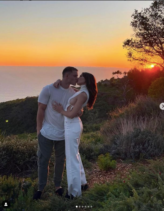 Cô đang có cuộc tình hạnh phúc bên bạn trai kém 4 tuổi và là cầu thủ bóng bầu dục điển trai Christian McCaffrey