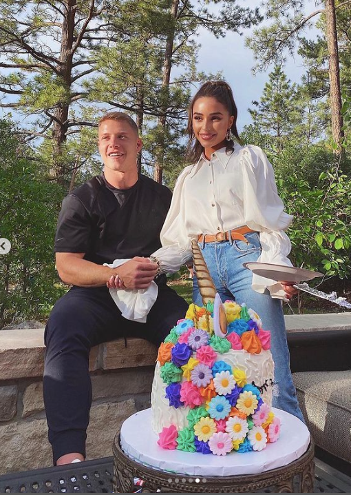 Olivia Culpo cũng vừa chia sẻ loạt ảnh tình tứ bên bạn trai Christian McCaffrey nhân kỷ niệm 3 năm hẹn hò.