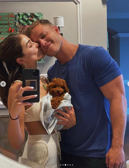 Người đẹp 9x cũng đã viết những lợi ngọt ngào tới bạn trai và cho biết, 3 năm trước không hề mong đợi một chàng trai trong tình yêu bởi những thất vọng từ những cuộc tình trước. Khi được bạn bè nói giới thiệu cho Christian McCaffrey, cô cũng không hi vọng gì.