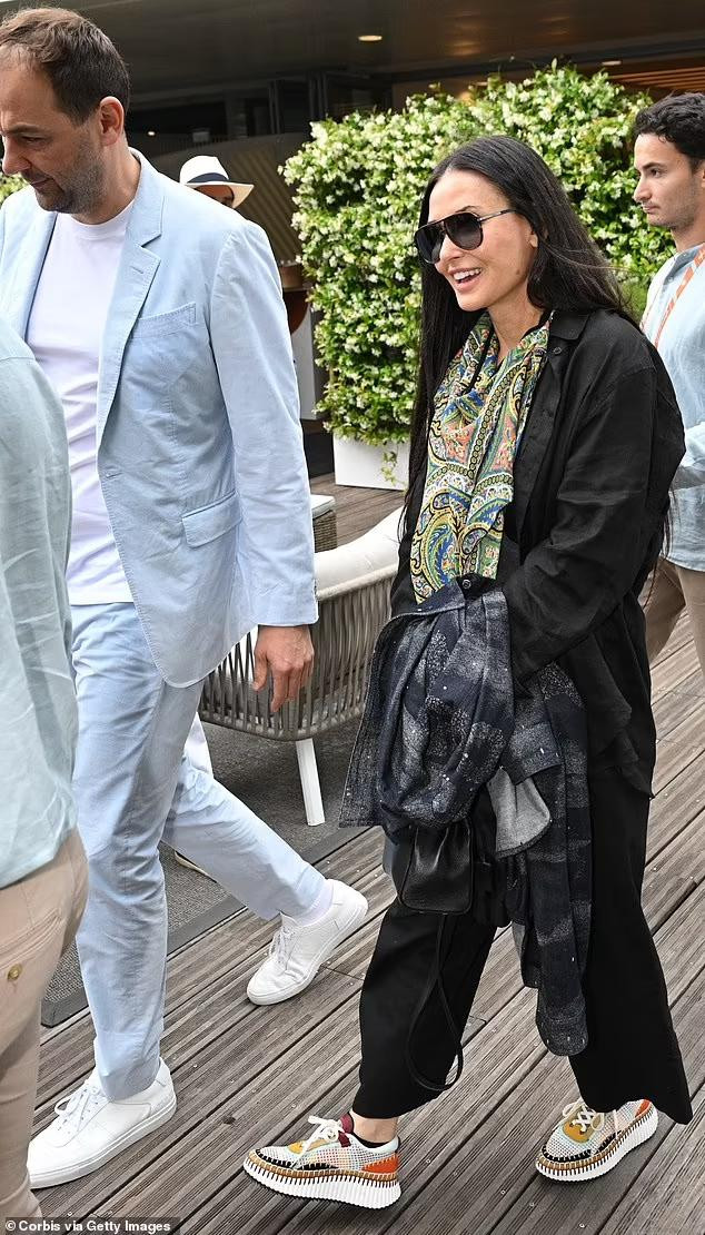 Cặp đôi được truyền thông rầm rộ đưa tin hẹn hò vào cuối tháng 3, đầu tháng 4 vừa qua.