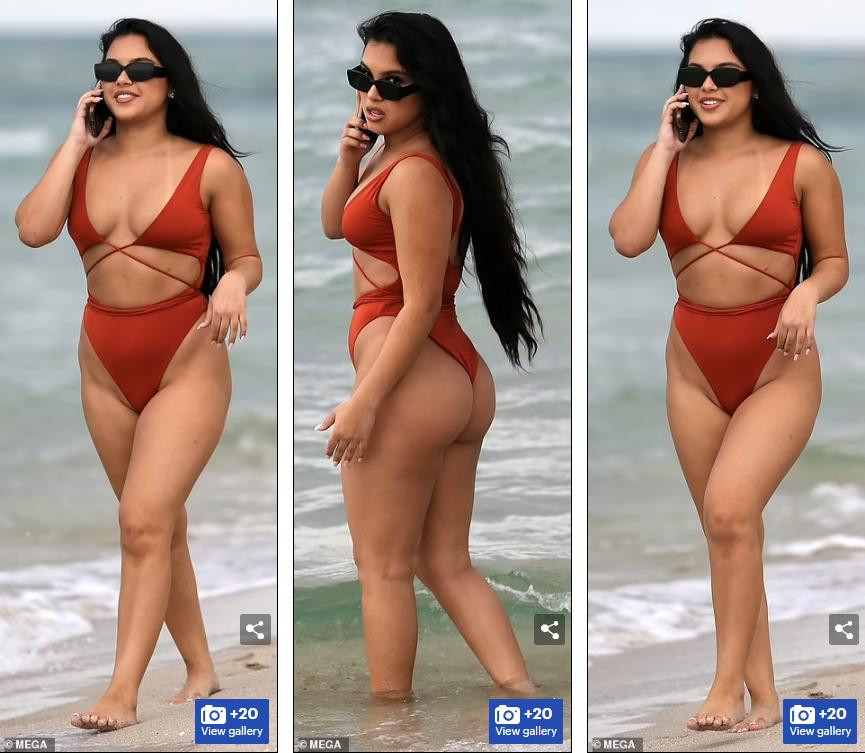 Người mẫu sinh năm 1997 diện bộ áo tắm 1 mảnh cắt xẻ, phô body tròn đầy siêu gợi cảm. Cô liên tục nghe điện thoại trong suốt thời gian dạo biển.