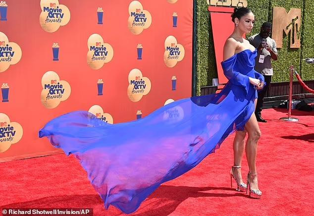 Vanessa Hudgens sử dụng 6 bộ váy áo vô cùng sexy và đẹp mắt khi làm host của MTV Movie &amp; TV Awards được tổ chức tại trung tâm tổ chức sự kiện Barker Hangar ở Santa Monica, California.