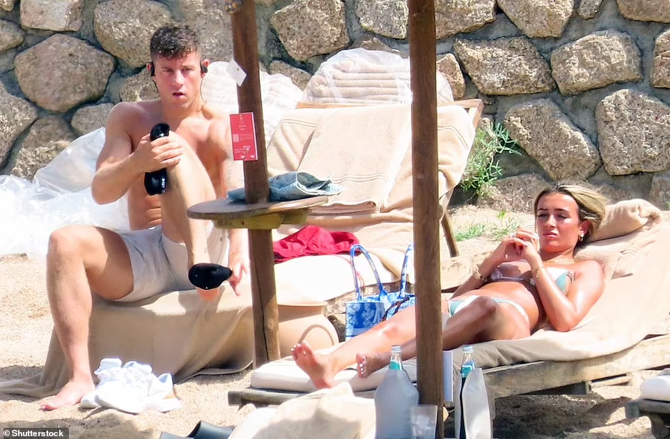 Cặp đôi đã có những khoảnh khắc riêng tư bên nhau nhưng vẫn bị cánh săn ảnh phát hiện.