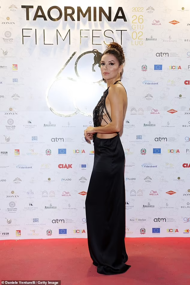 Chiếc váy hở trọn lưng trần nuột nà của nữ diễn viên nổi tiếng Hollywood.