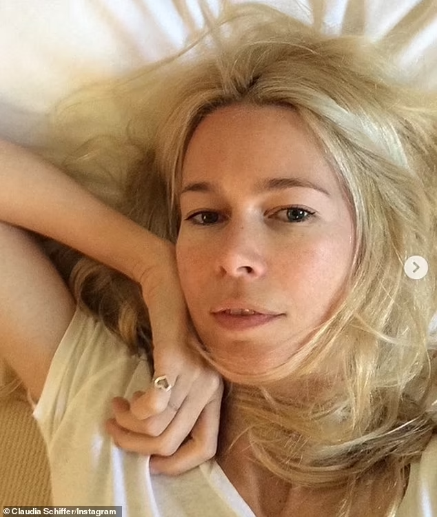 Claudia Schiffer coi việc già đi là điều tự nhiên, không chạnh lòng và ghen tị với người mẫu trẻ hơn