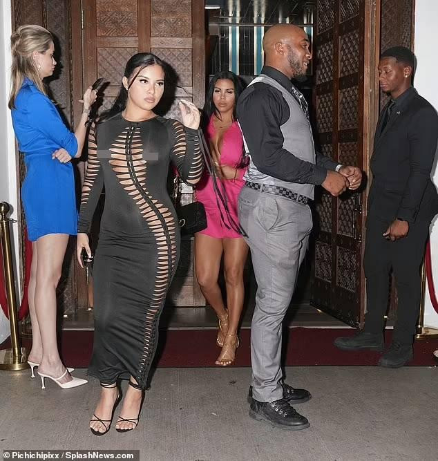 Chiếc váy xuyên thấu lộ rõ vòng một không nội y nâng đỡ gây phản cảm và khiến người nhìn phải đỏ mặt.