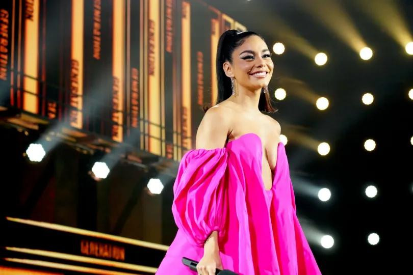 Vanessa Hudgens tự tin khoe vòng một nóng "bỏng mắt" khi dẫn dắt sự kiện trên sân khấu.