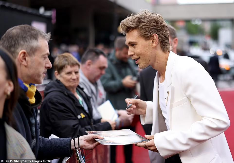 Austin Butler ký tặng fan ngay tại sự kiện