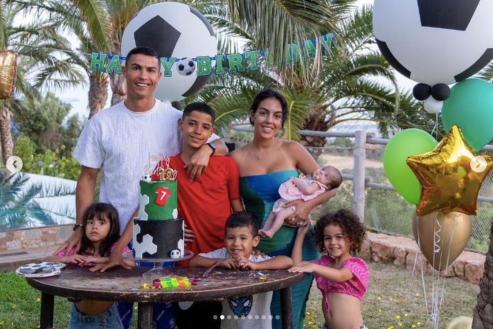 Georgina Rodriguez bế con gái mới sinh cùng bạn trai cầu thủ và 4 đứa con Georgina Rodriguez bế con gái mới sinh cùng bạn trai cầu thủ và 4 đứa con