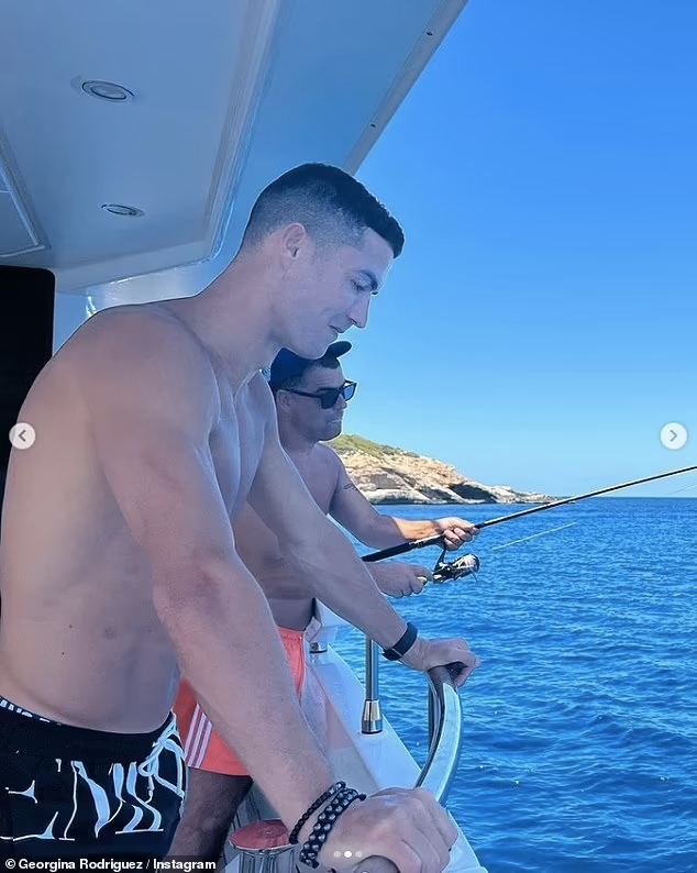 Georgina Rodriguez "đốt mắt" fan với ảnh khoe vòng 1 nóng bỏng. Trong khi đó, Cristiano Ronaldo (ảnh trái) khoe body vạm vỡ, gương mặt điển trai khi đang ngắm nhìn đại dương bao la. Georgina Rodriguez "đốt mắt" fan với ảnh khoe vòng 1 nóng bỏng. Trong khi đó, Cristiano Ronaldo (ảnh trái) khoe body vạm vỡ, gương mặt điển trai khi đang ngắm nhìn đại dương bao la.