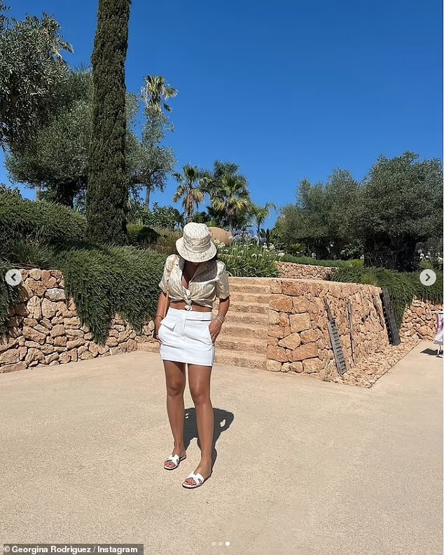 Những hình ảnh trong kỳ nghỉ được Georgina Rodriguez chia sẻ lên Instagram cá nhân. Những hình ảnh trong kỳ nghỉ được Georgina Rodriguez chia sẻ lên Instagram cá nhân.