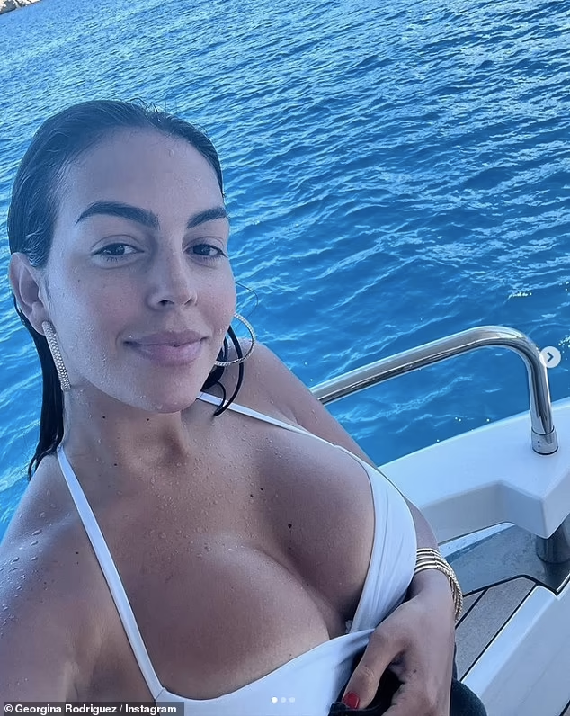 Georgina Rodriguez "đốt mắt" fan với ảnh khoe vòng 1 nóng bỏng. Trong khi đó, Cristiano Ronaldo (ảnh trái) khoe body vạm vỡ, gương mặt điển trai khi đang ngắm nhìn đại dương bao la. Georgina Rodriguez "đốt mắt" fan với ảnh khoe vòng 1 nóng bỏng. Trong khi đó, Cristiano Ronaldo (ảnh trái) khoe body vạm vỡ, gương mặt điển trai khi đang ngắm nhìn đại dương bao la.