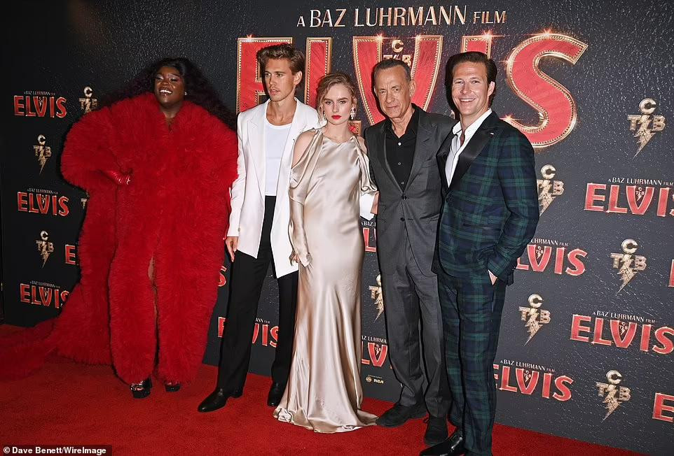 Cặp đôi chính của bộ phim và các bạn diễn trên thảm đỏ sự kiện