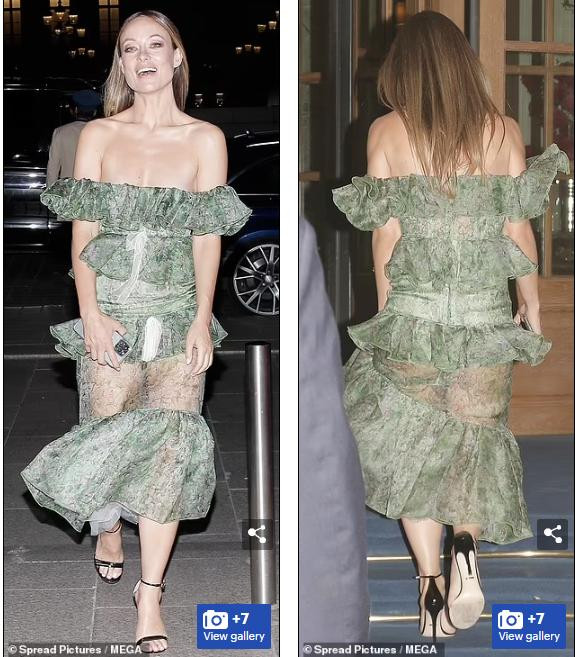 "Chiếc váy thật thảm họa; Đó không phải là chiếc váy hấp dẫn, cô ấy cần kéo cao váy lên 7cm nữa; Cô ấy có soi gương trước khi ra khỏi nhà không...", đó là một số bình luận về street style ngày hôm qua của người đẹp sinh năm 1984.