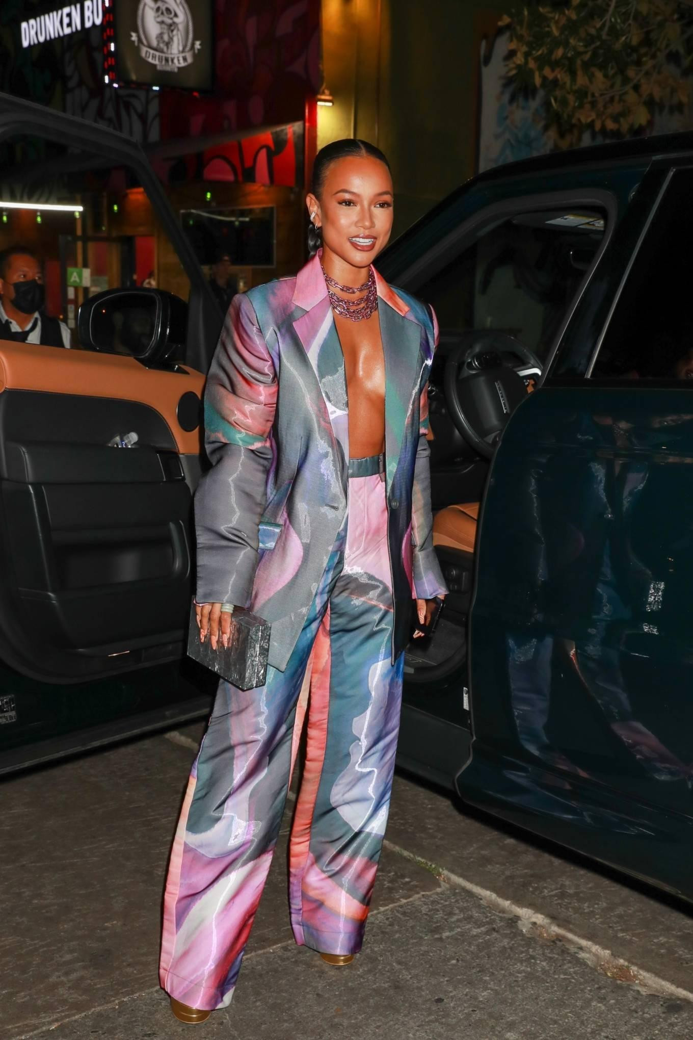 Cô dường như rất chuộng phong cách " thả rông" vòng một.