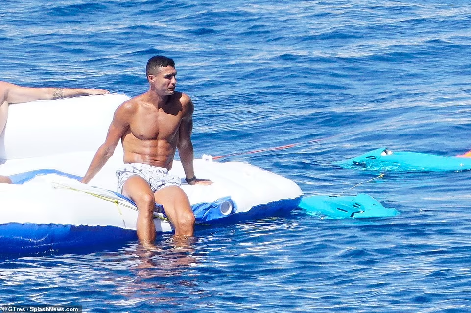 Cơ bụng 6 múi của Cristiano Ronaldo. Cơ bụng 6 múi của Cristiano Ronaldo.