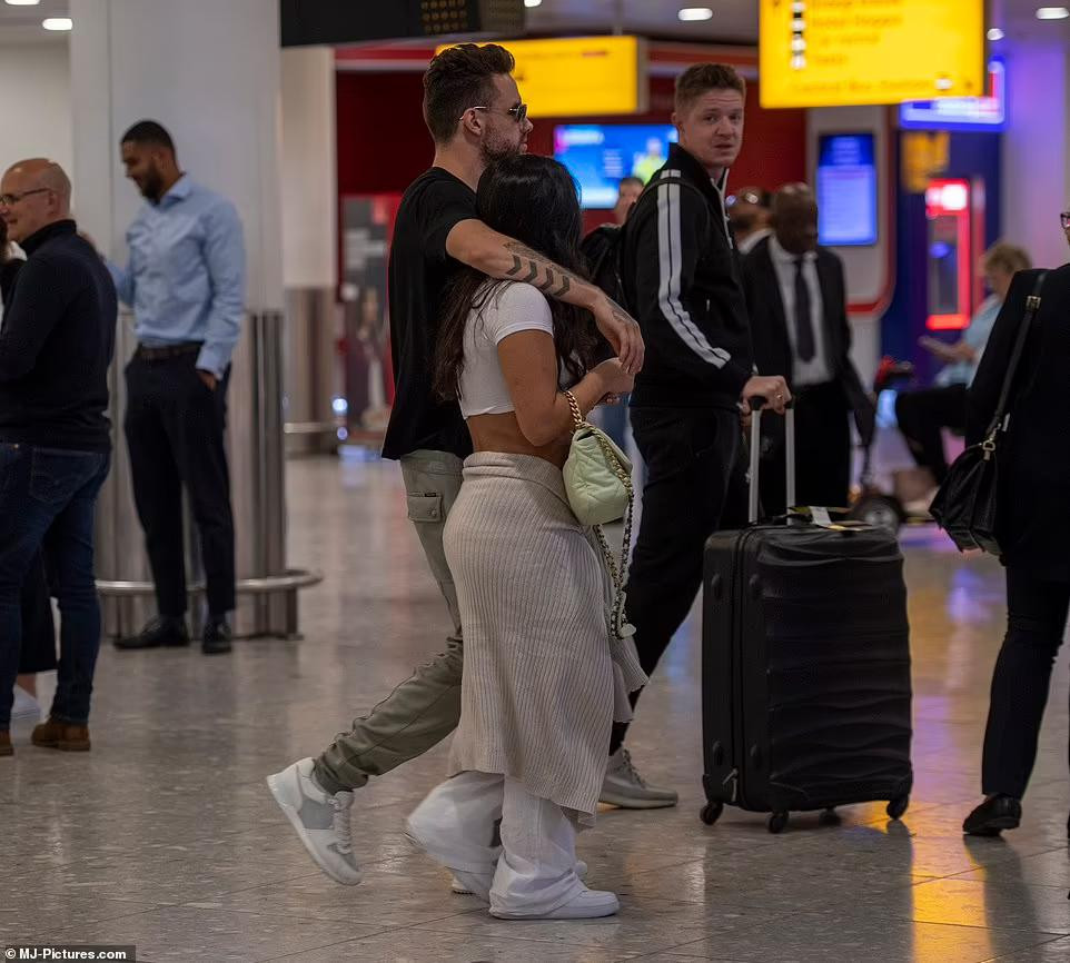 ... bởi chuyện tình của Liam Payne và vị hôn thê Maya Henry không hề có dấu hiệu rạn nứt hay thông báo chia tay. Sau đó, đại diện của nam ca sĩ thông báo Liam Payne đã chính thức hủy hôn với người mẫu Maya Henry cách đó một tháng.