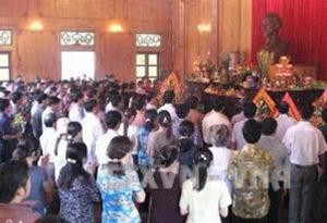 Tính đến trưa 2/9, Khu Di tích Kim Liên đã đón tiếp hàng vạn lượt khách từ Bắc tới Nam đến dâng hoa và dâng hương tưởng nhớ Bác Hồ.