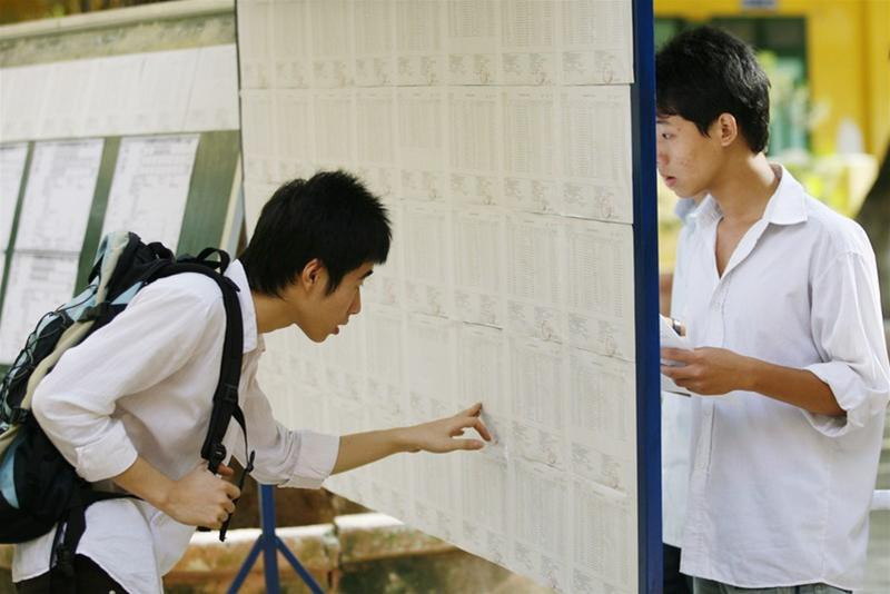 Ba thí sinh tới muộn được xếp ngồi thi... riêng một phòng Đến giờ thi rồi mà vẫn còn ngơ ngác đi tìm tên mình và phòng thi! Không ít thí sinh trong giờ thi chẳng biết làm gì hơn là... nằm gục trên bàn. Hình ảnh ghi được trong giờ thi môn Lý... ... và trong giờ thi môn Văn Hoặc ngồi... "bó tay" Còn có phòng thi thì vắng ngắt Thanh tra Sở đi kiểm tra các phòng thi Và rồi ngày thi đầu tiên cũng đã kết thúc...