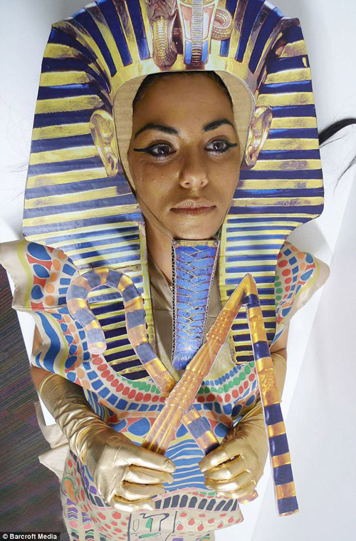 Để có vẻ ngoài hoàn hảo như các nhân vật trong phim, Mary phải chuẩn bị rất công phu. Cô chăm chút từng chi tiết nhỏ sao cho giống nguyên mẫu nhất, từ cách trang điểm đến phụ kiện đi kèm