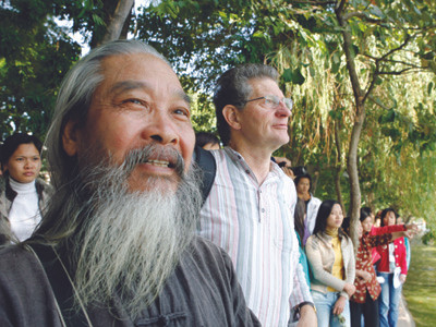 Đông đảo người dân Thủ đô và du khách nước ngoài chiêm ngưỡng cụ Rùa nổi tại Hồ Gươm