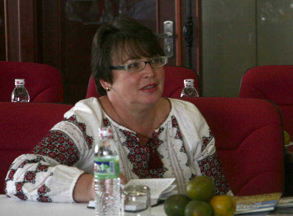 Phóng viên báo Ucraina Dân chủ Seyk Olena quan tâm đặt nhiều câu hỏi tìm hiều về hoạt động ấn hành, nộp thuế... của báo Tiền Phong