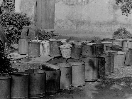 Hà Nội xưa những ngày mất nước nên các gia đình phải xếp thùng lấy nước ở nơi công cộng